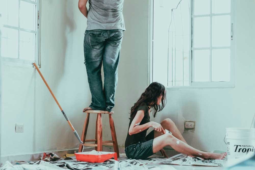 pareja pintando